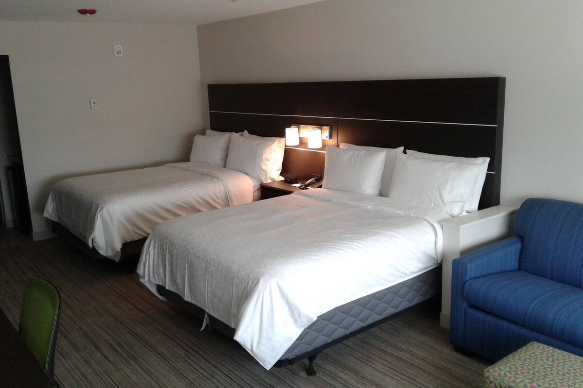 hypo-allergenic bedding, in-room safe, desk, laptop workspace