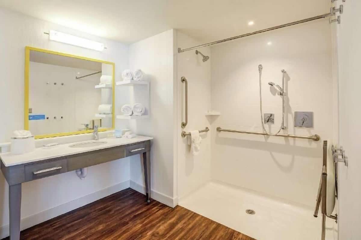 Bathroom | Free toiletries, towels