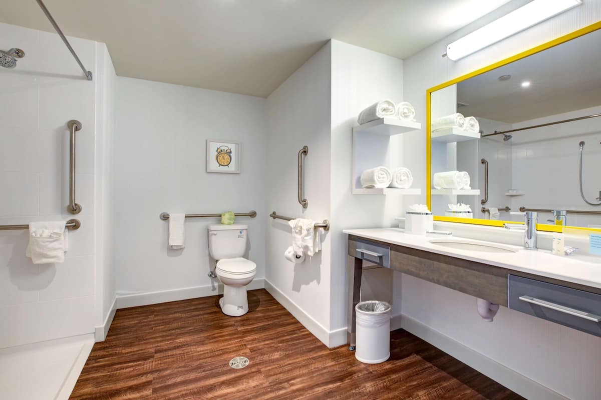 room, 1 king bed, accessible (hearing) | bathroom | free toiletries, towels