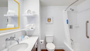 Une salle de bain moderne équipée d’un lavabo, de toilettes et d’une douche.