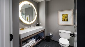 Gratis toiletartikelen, een haardroger, handdoeken