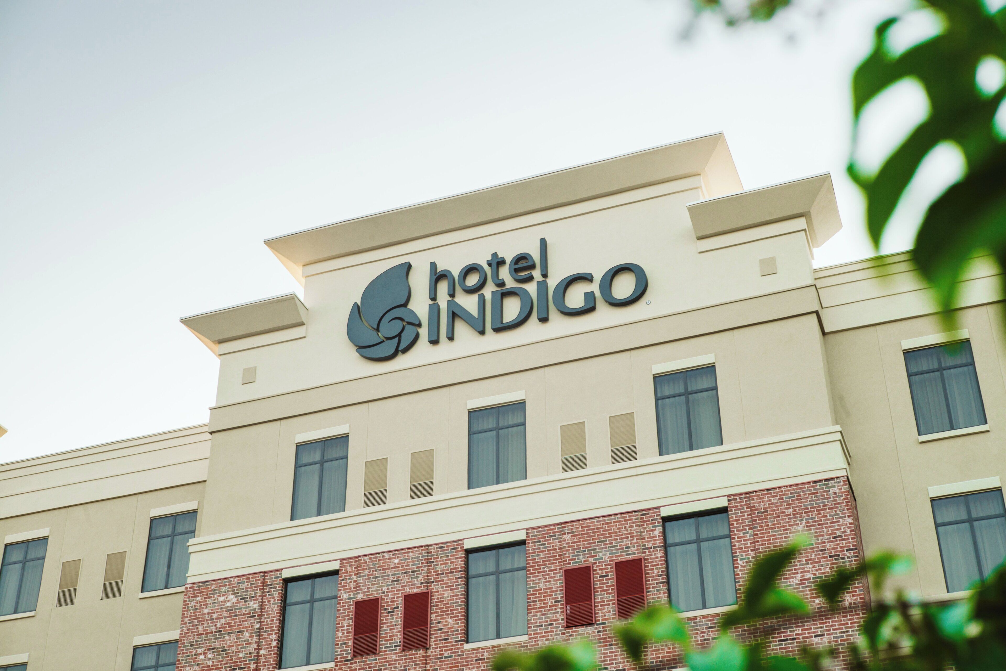 Un edificio de hotel con un cartel que dice 'hotel INDIGO' y un logotipo.