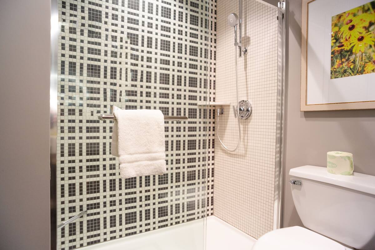 1 bedroom, egyptian cotton sheets, premium bedding, pillow-top beds