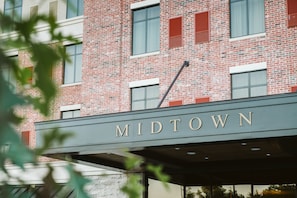 A brick building with the name "MIDTOWN" on the facade. - Hotel Indigo Hattiesburg by IHG (Hattiesburg)