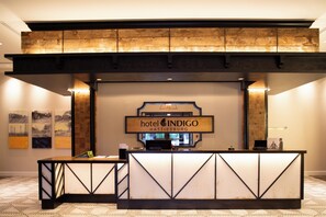 A reception desk with a sign for 'hotel INDIGO HATTIESBURG' above it. - Hotel Indigo Hattiesburg by IHG (Hattiesburg)