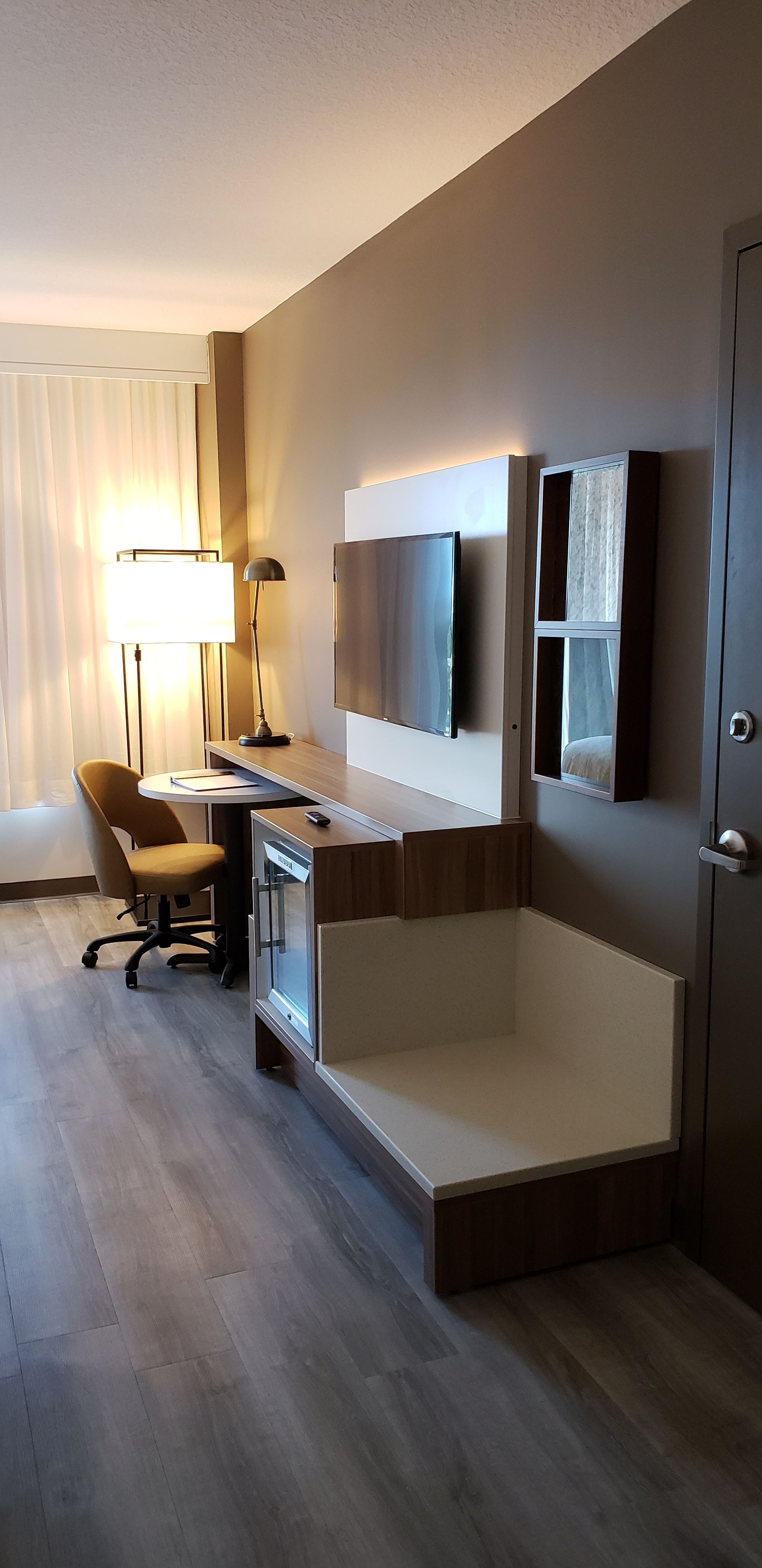 premium bedding, down duvets, in-room safe, desk