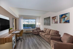 Premium bedding, down comforters, in-room safe, desk - Wyndham Garden Ft Lauderdale Airport & Cruise Port (Dania Beach)