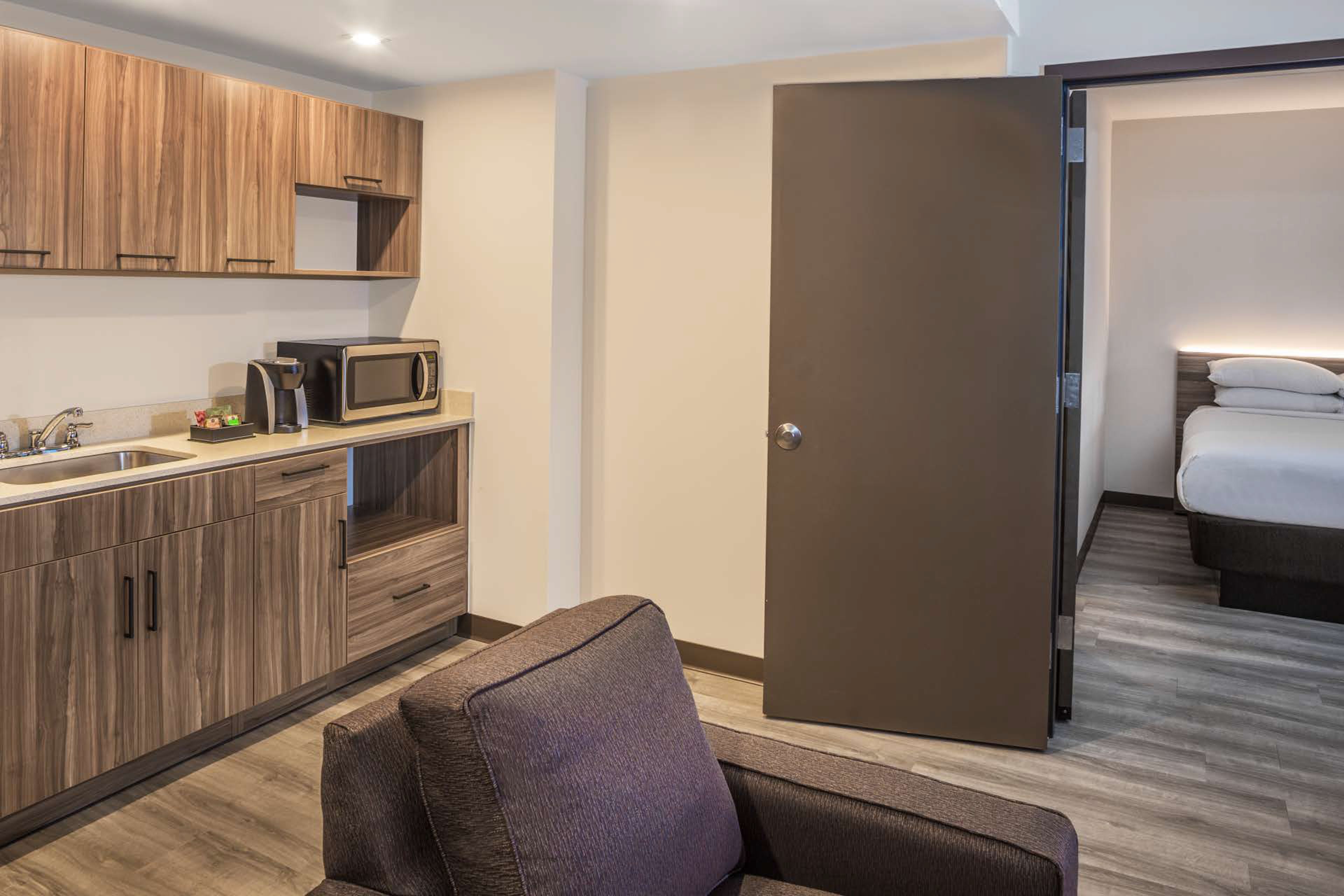 premium bedding, down duvets, in-room safe, desk