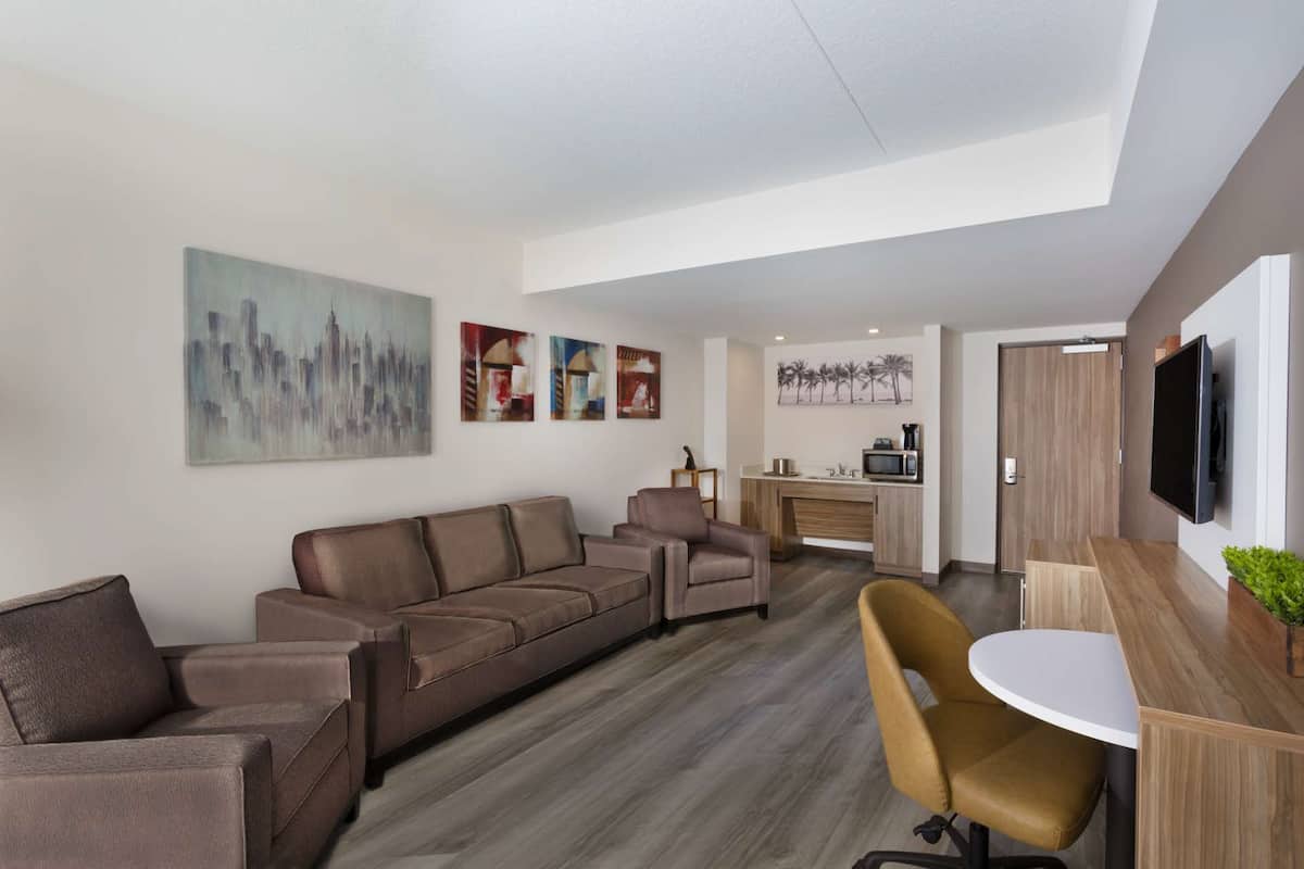 premium bedding, down duvets, in-room safe, desk