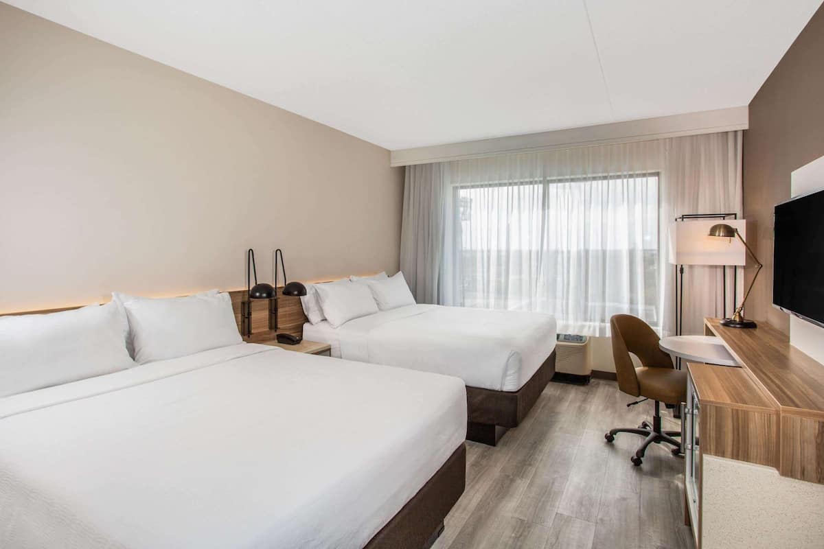 Luxe beddengoed, donzen dekbedden, een kluis op de kamer, een bureau