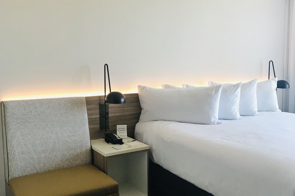 room, 1 king bed, non smoking | premium bedding, down duvets, in-room safe, desk