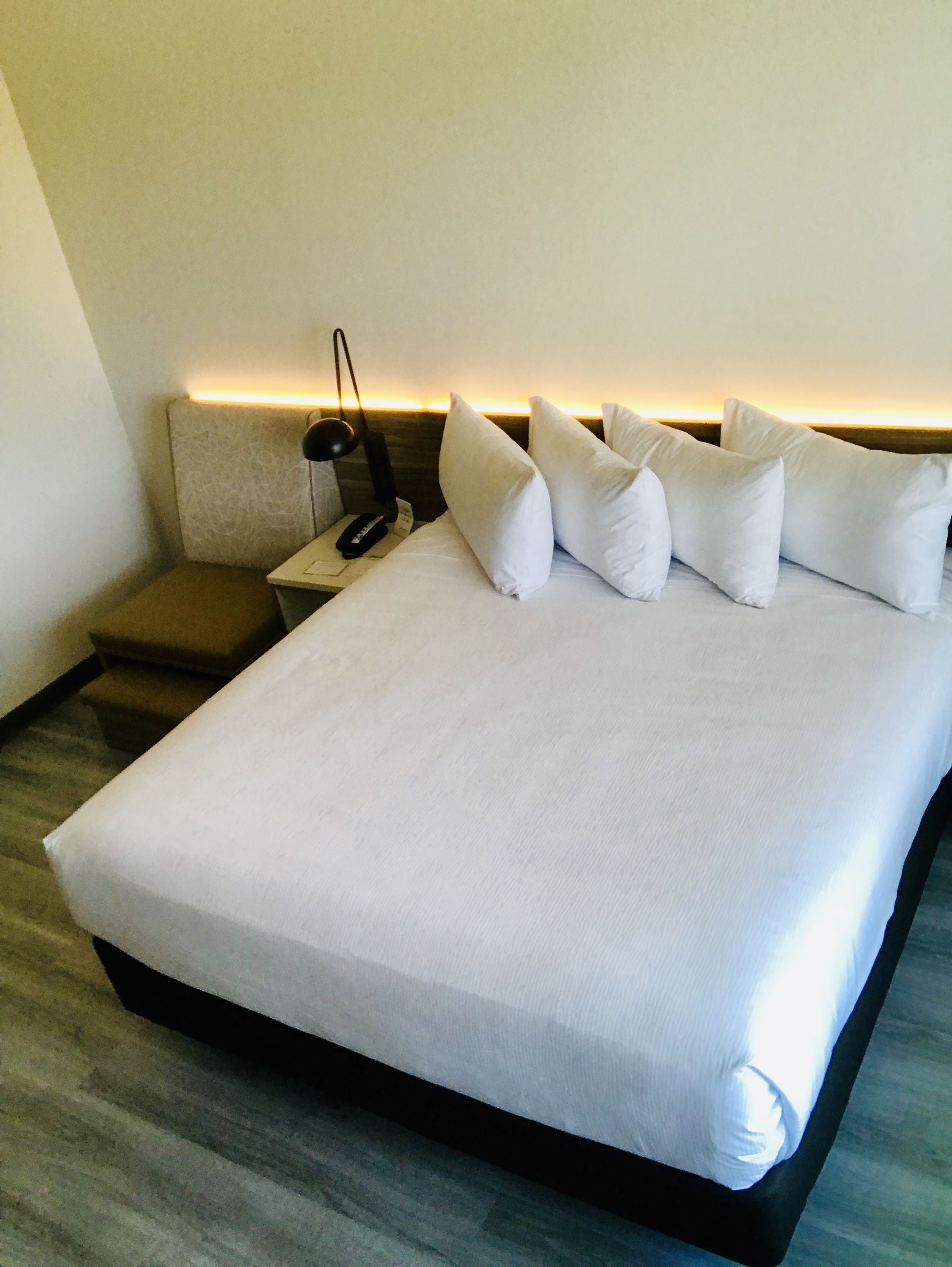 room, 1 king bed, non smoking | premium bedding, down duvets, in-room safe, desk