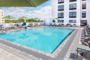Outdoor pool, open 9:00 AM to 9:00 PM, pool loungers - Wyndham Garden Ft Lauderdale Airport & Cruise Port (Dania Beach)