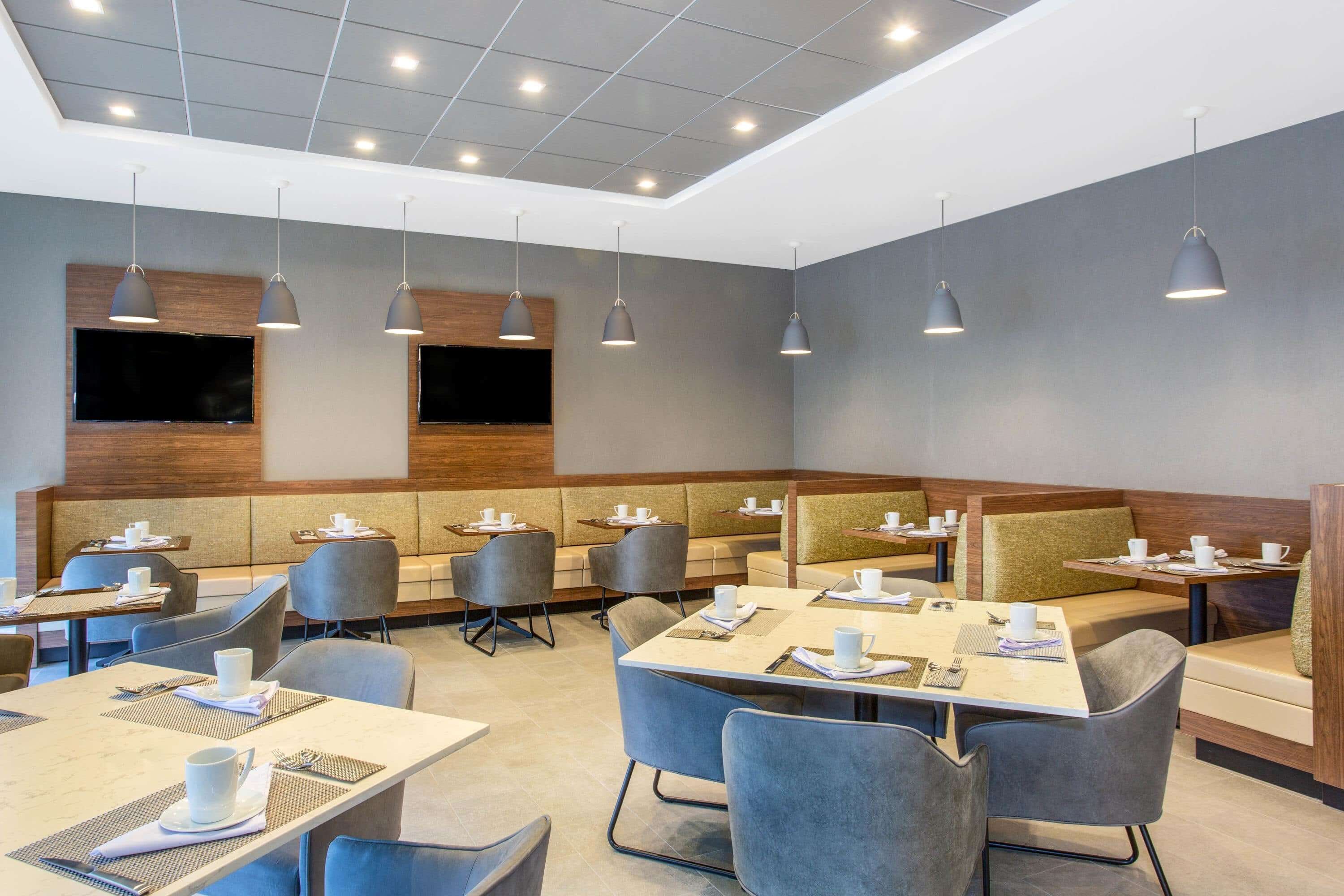 อาหารเช้าแบบบุฟเฟ่ต์ทุกวัน (USD 15.00 ต่อคน)