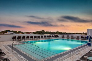 야외 수영장, 09:00 ~ 21:00 오픈, 일광욕 의자