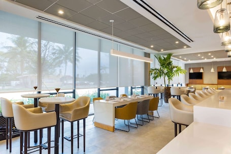 Restaurant. Wyndham Garden Ft Lauderdale Airport & Cruise Port