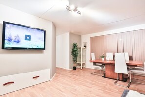 Estudio empresarial, 1 cama Queen size | Servicio a la habitación