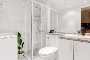 Business Studio, 1 Queen Bed | Bathroom