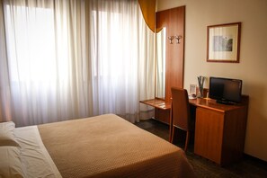 Superior Double Room, Refrigerator | Desk, soundproofing, rollaway beds, free WiFi - Hotel Centrale (Este)