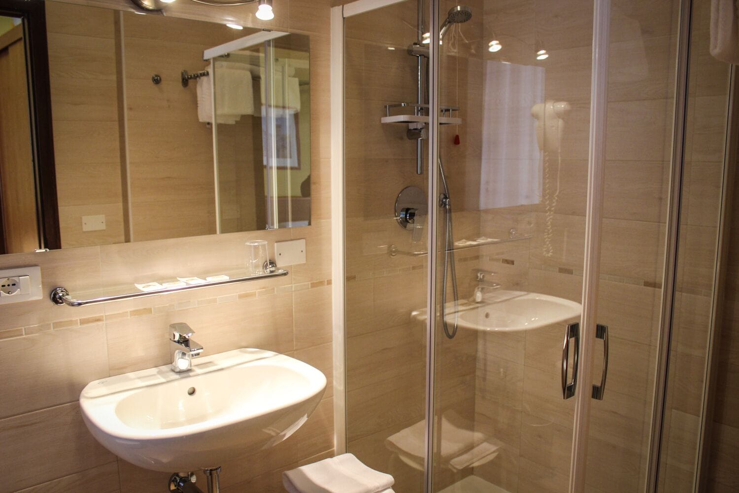 Superior Double Room, Refrigerator | Bathroom