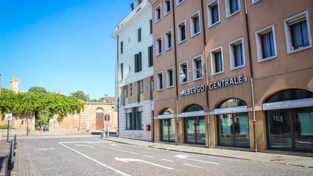 Een gebouw met het bord 'ALBERGO CENTRALE' op de gevel, wat een hotel aangeeft.