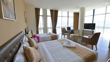 Family Suite | In-room safe, desk, iron/ironing board, free cribs/infant beds