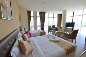 Familie suite | Een kluis op de kamer, een bureau, een strijkplank/strijkijzer