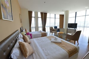 Family Suite | In-room safe, desk, iron/ironing board, free cribs/infant beds