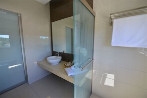 华丽客房, 1 张特大床 | 浴室 | 淋浴设施、免费洗浴用品、吹风机、拖鞋