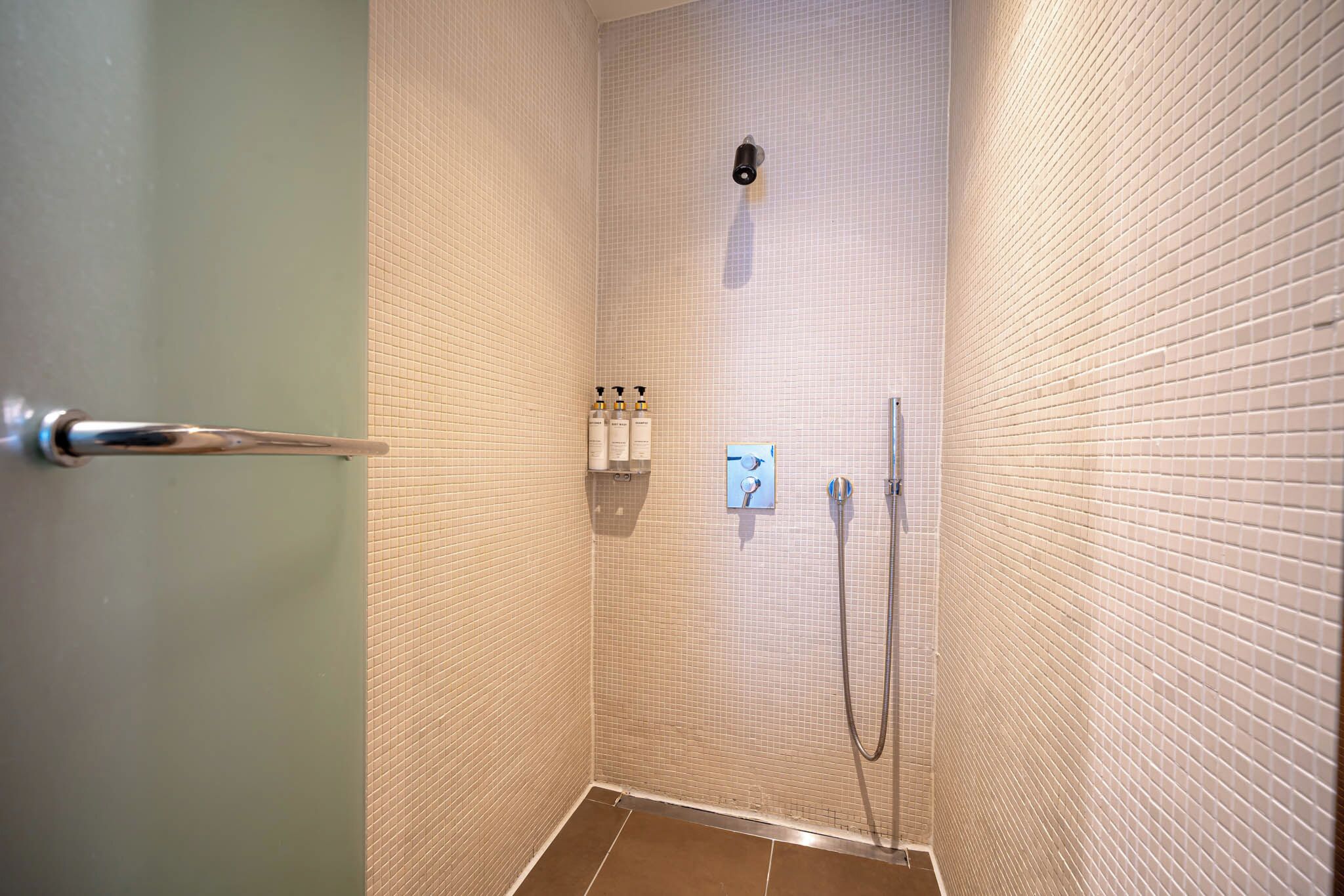 Suite familiar | Baño | Secador de pelo, albornoces, zapatillas y bidé