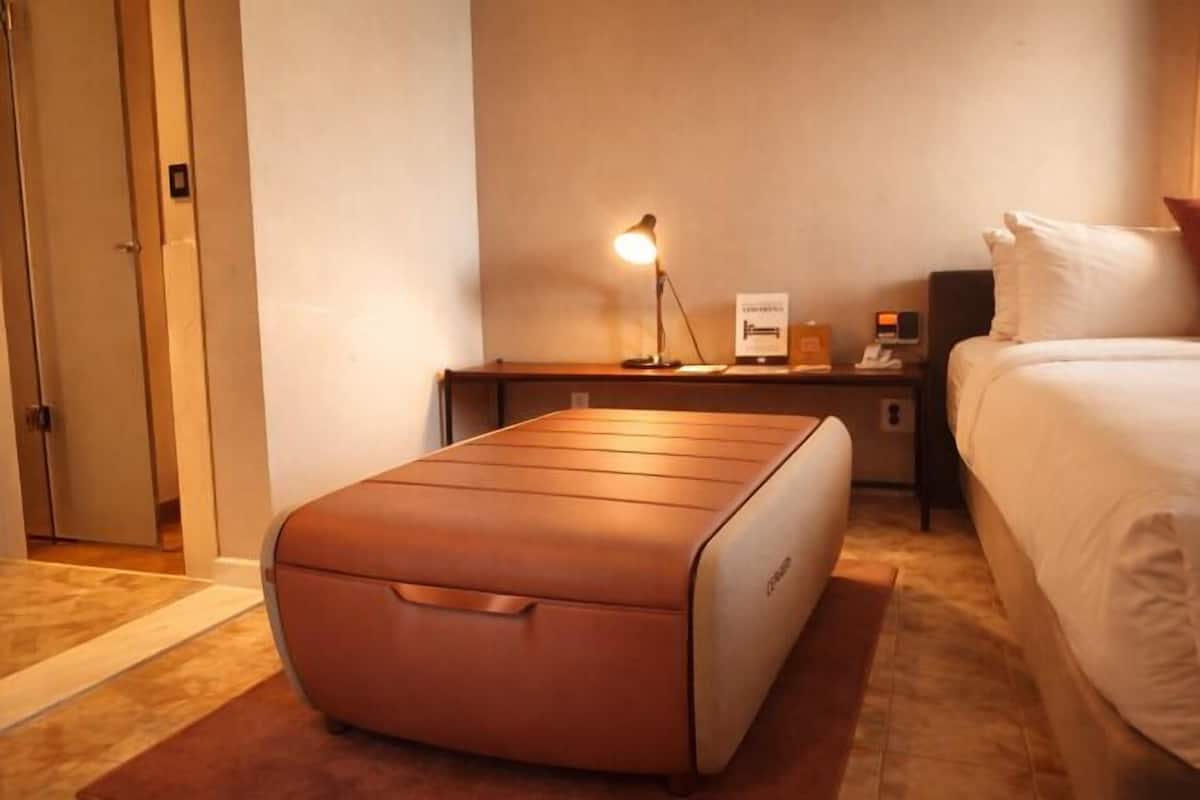 Premium bedding, down duvets, in-room safe, soundproofing