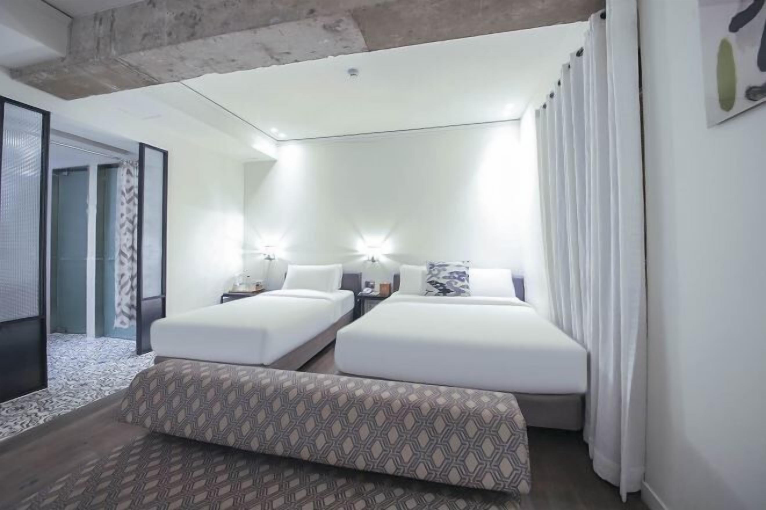 고급 침구, 오리/거위털 이불, 객실 내 금고, 방음 설비