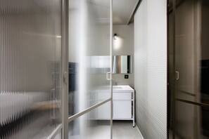 Habitación estándar doble | Baño | Secador de pelo, albornoces, zapatillas y bidé