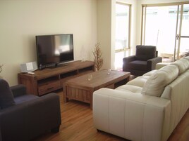 Casa Confort, 4 habitaciones | Zona de estar | Una televisión de pantalla plana, una consola de videojuegos