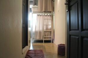 Ropa de cama de alta calidad y caja de seguridad en la habitación