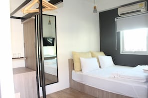 Balcony Double Room | Premium bedding, in-room safe, free WiFi, bed sheets - Jam Hostel Bangkok (Bangkok)