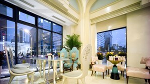 A modern interior with a glass partition, a round table, and a seating area with chairs. - Chengdu Creyad Hotel (Chengdu)