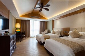 Desk, blackout curtains, free WiFi - Haikou Huangma Holiday Hotel (Haikou)