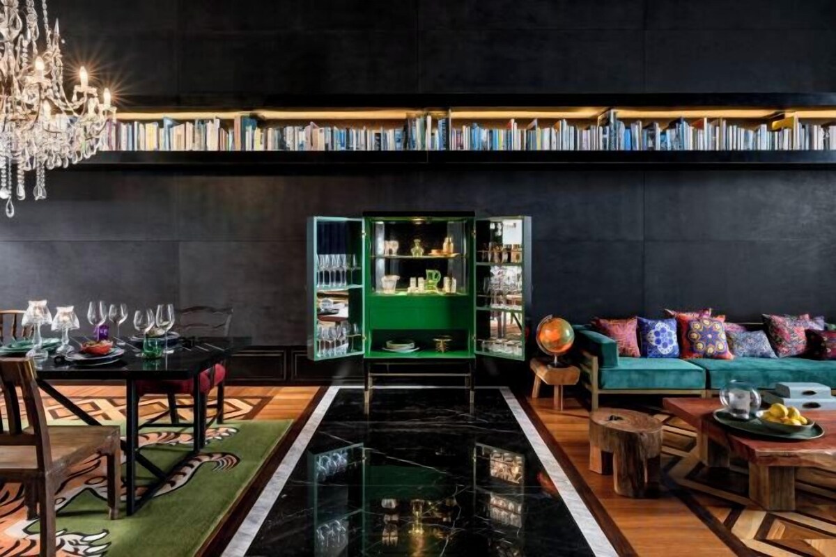 Dining | 2 restaurants; breakfast, lunch, and dinner served