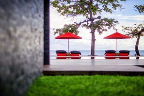 Outdoor pool, sun loungers - The Secret Pool Villas By The Library (Koh Samui)