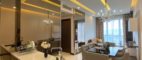 Appartement Deluxe, 2 chambres ( D1 ) | Coin séjour | Télévision à écran plat