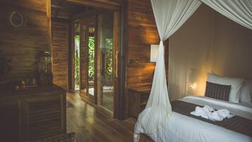 Minibar, brankas, dan didekorasi berbeda-beda