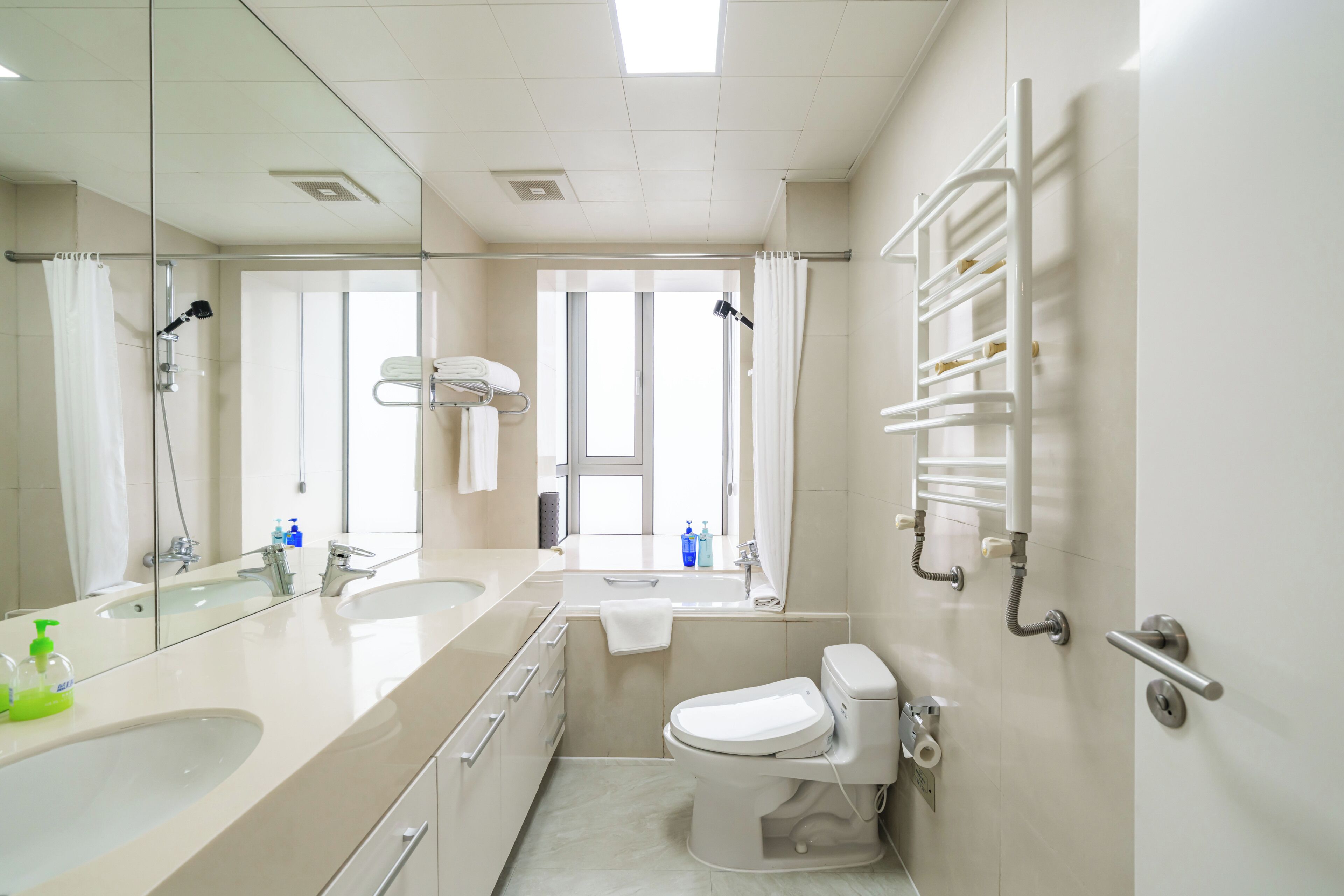 Ein modernes Badezimmer mit Waschbecken, Toilette und einer Duschkabine aus Glas.