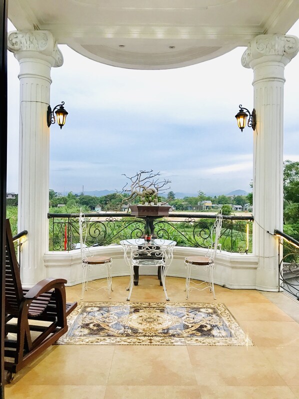 Habitación clásica doble de uso individual, 1 cama de matrimonio grande | Vistas del balcón