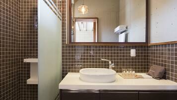 Bañera con ducha, artículos de tocador de diseñador, secador de pelo