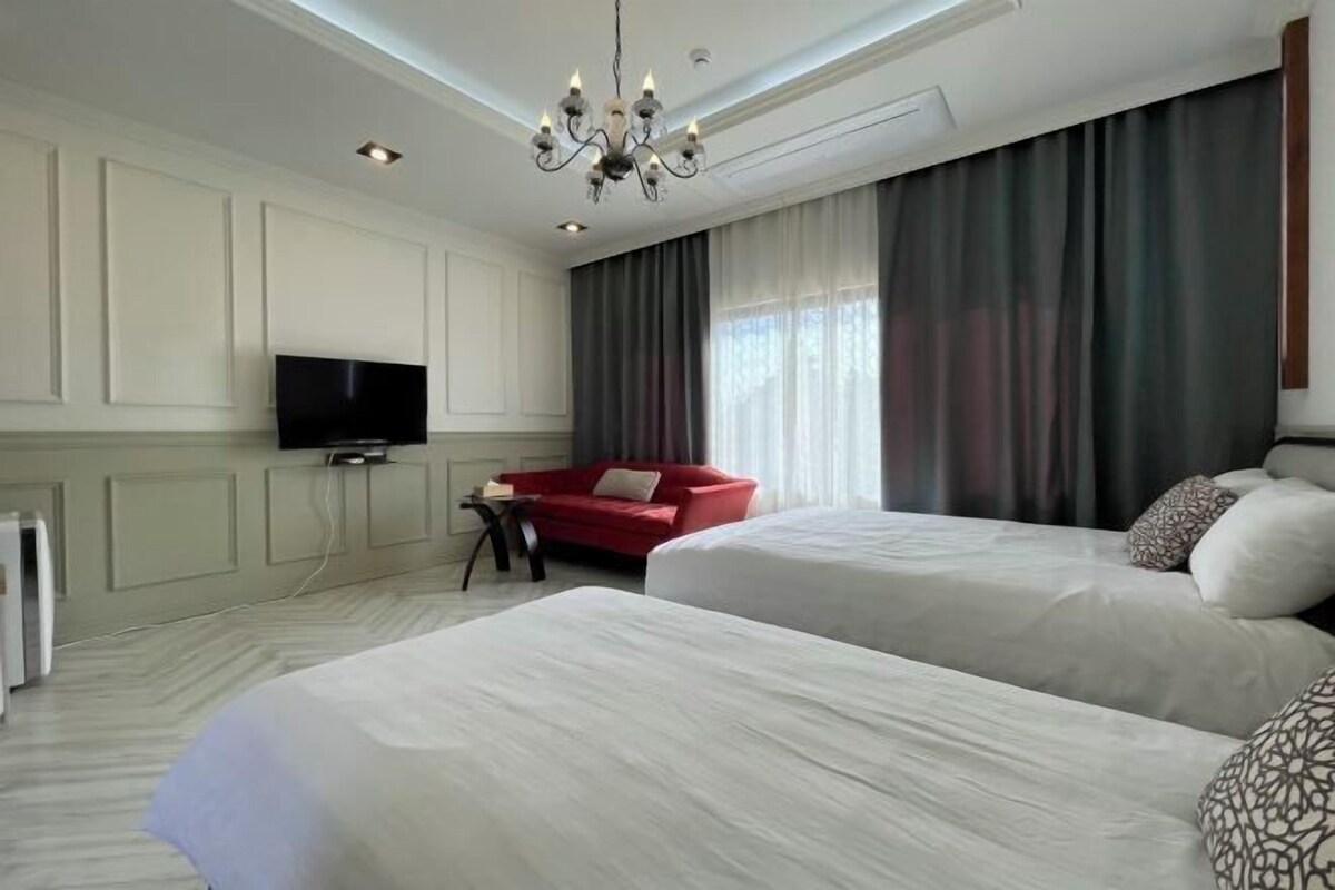 Premium bedding, WiFi (free)