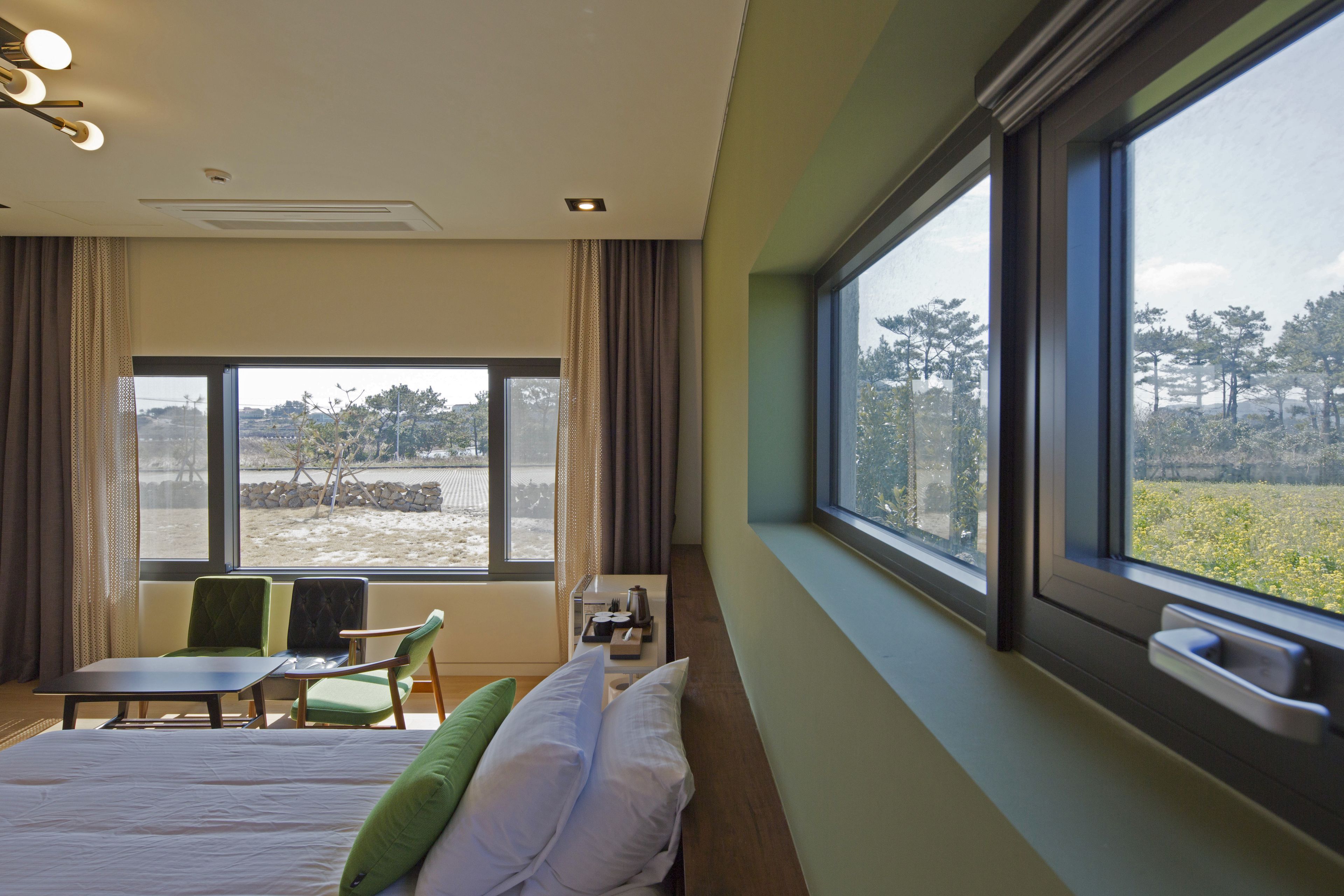 corner suite | premium bedding, free wifi