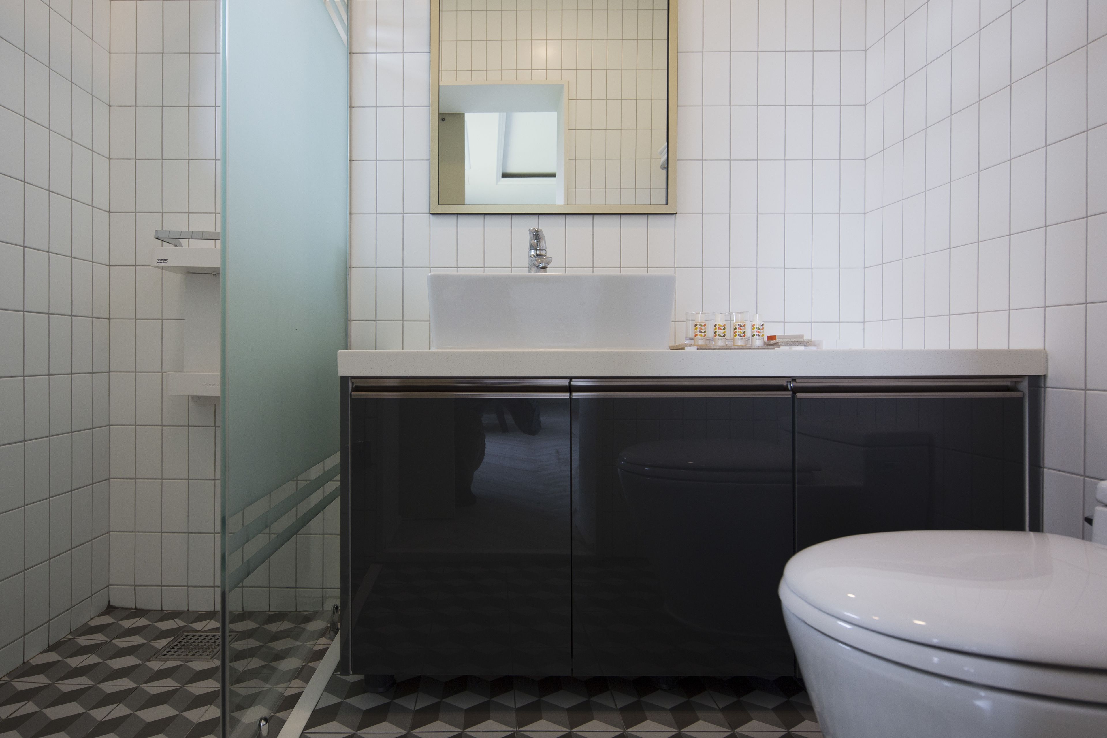 deluxe twin room | bathroom | combined shower/bathtub, designer toiletries, hair dryer, slippers