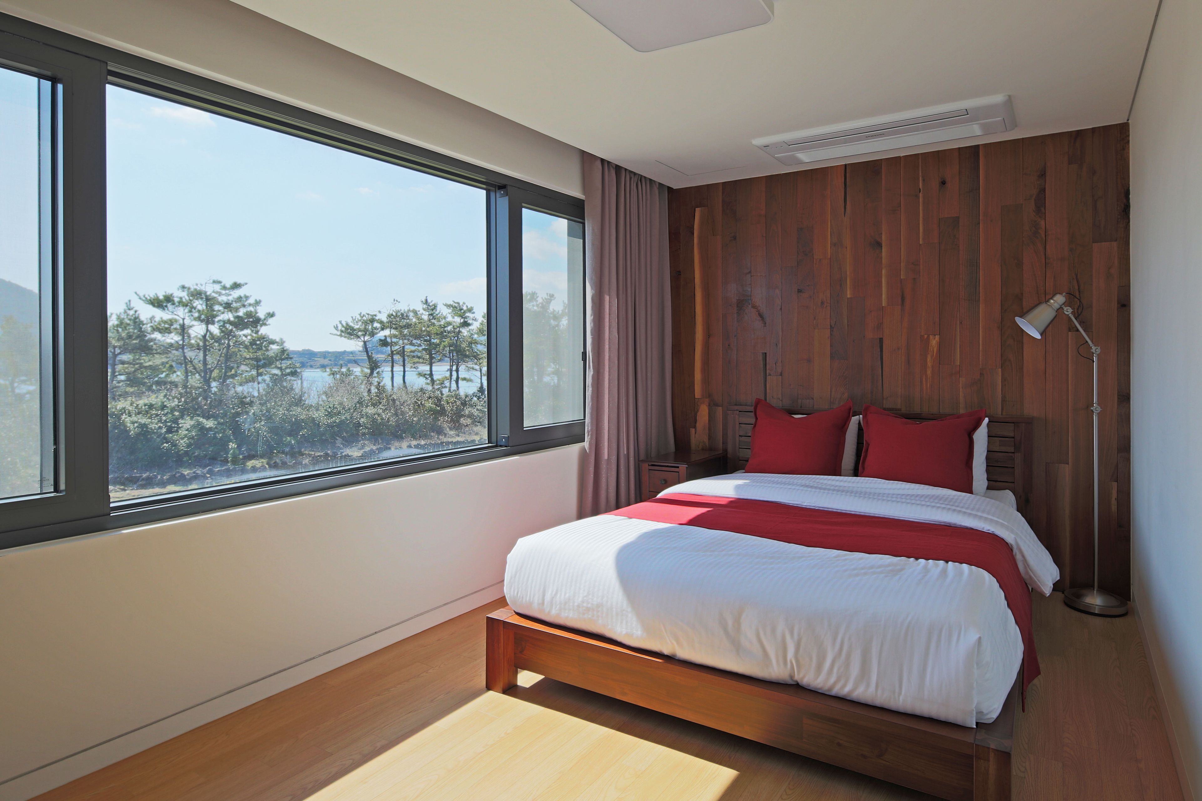 corner suite | premium bedding, free wifi