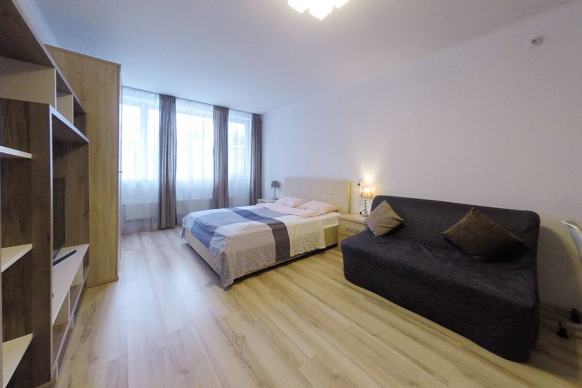 Suite monolocale Business, bagno privato, vista città | Una scrivania, ferro/asse da stiro, Wi-Fi gratuito